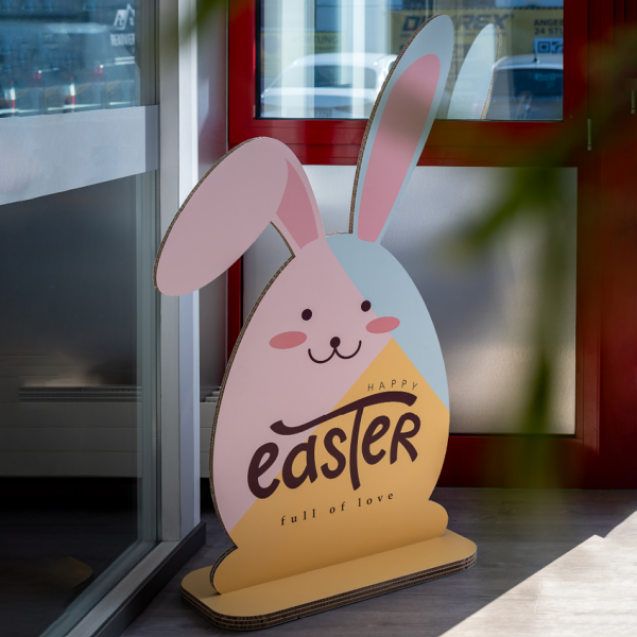 Individuell bedruckter Oster-Aufsteller aus Re-board® – nachhaltiges POS-Display im Digitaldruck
