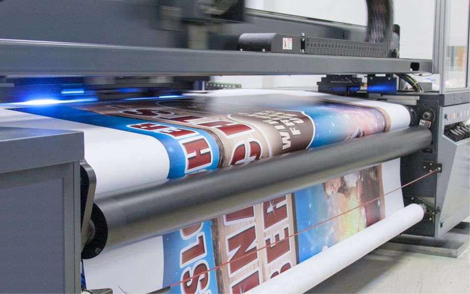 Stoffe und Banner für Messesysteme werden auf unserer Rollendruckmaschine gedruckt