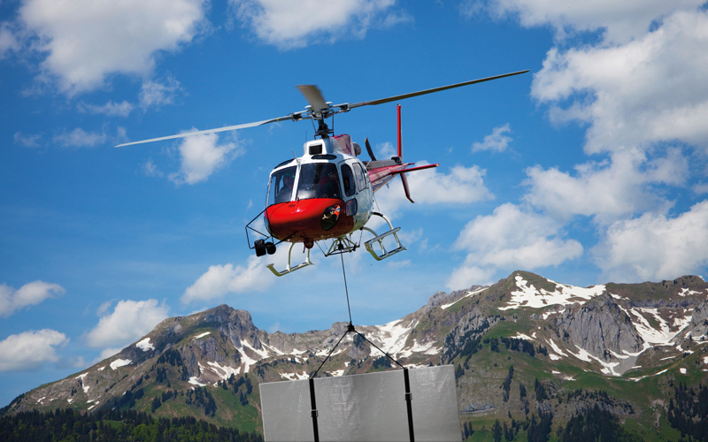 Trasnport eines Spezialspiegels 5 x 3 m per Helikopter in die Schweizer Alpen