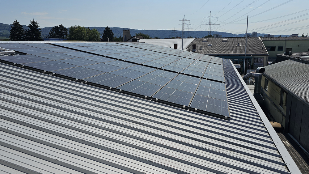 100 kw Photovoltaikanlage auf den Produktionshallen